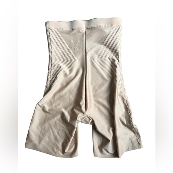 NWT HONEYLOVE Silhouette High-Waist Short in tan size large. - Picture 6 of 8